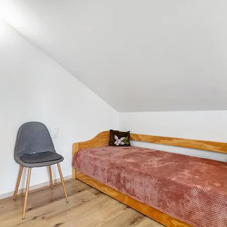 In Der Weinig شقة